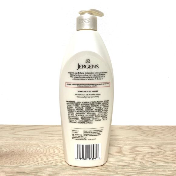 Jergens Age Defying Multi-Vitamin Moisturizer Body Lotion Pump Bottle 20 oz NEW - Picture 2 of 4
